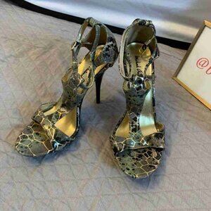 Michael antonio snakeskin print pumps 7.5